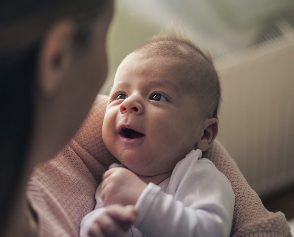 ONLINE - 3 meses de acceso desde la fecha de inscripción
Aplicaciones clínicas en el parto, la lactancia y el neurodesarrollo

El parto, el inicio de la lactancia, la eyección de leche y el inicio del vínculo madre-bebé dependen, entre otras cosas, de la secreción de oxitocina desde la hipófisis posterior. La oxitocina parece ser la hormona mediadora de la conducta maternal en los mamíferos, y se libera de forma pulsátil y creciente a lo largo del parto fisiológico, alcanzándose los niveles máximos en el cerebro materno en la hora que sigue al parto. Este fenómeno se ha asociado con la existencia de un período sensitivo temprano durante el cual se produce un escenario neurohormonal específico, tanto en el cerebro materno como en el del recién nacido, destinado a facilitar el inicio del vínculo materno-filial.